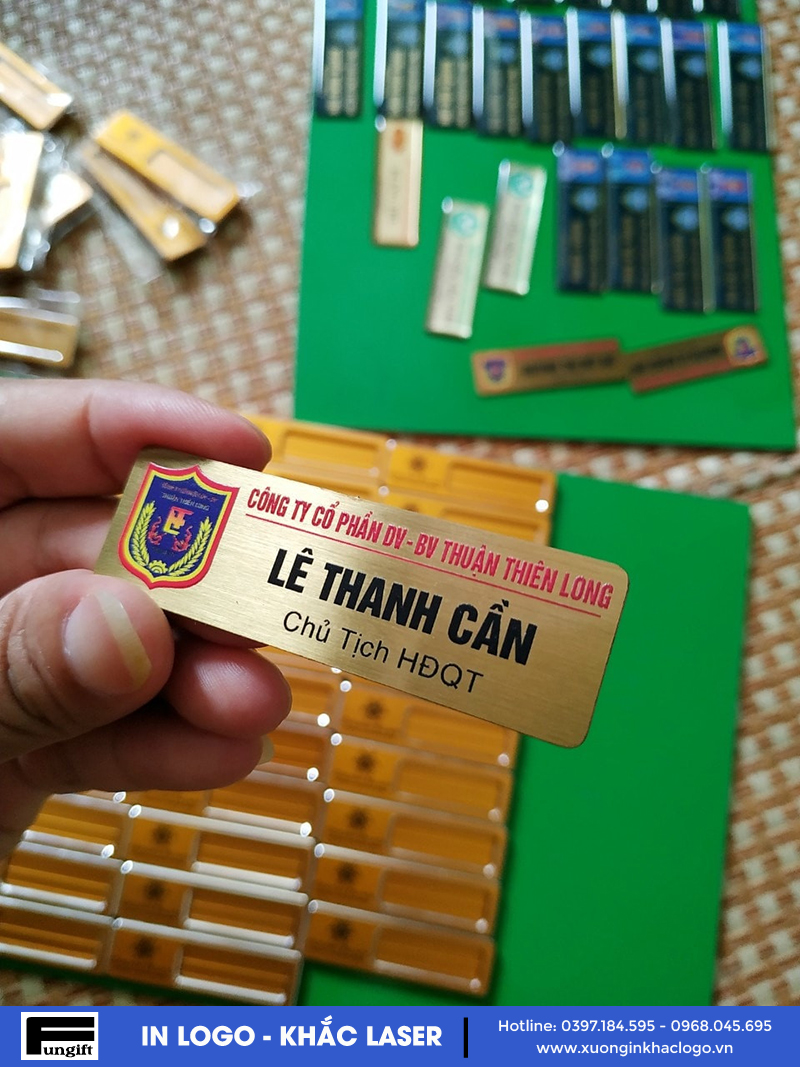 In bảng tên cài áo
