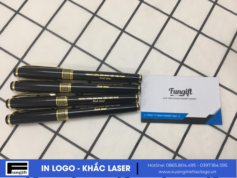 Khắc laser logo lên bút kim loại