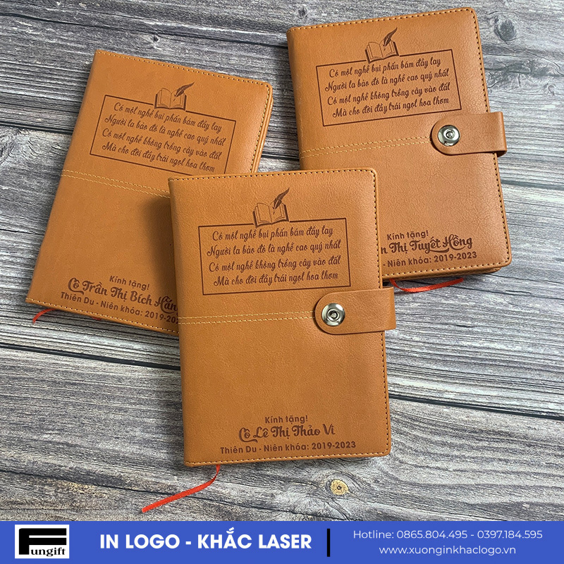 Khắc chữ lên sổ bìa da