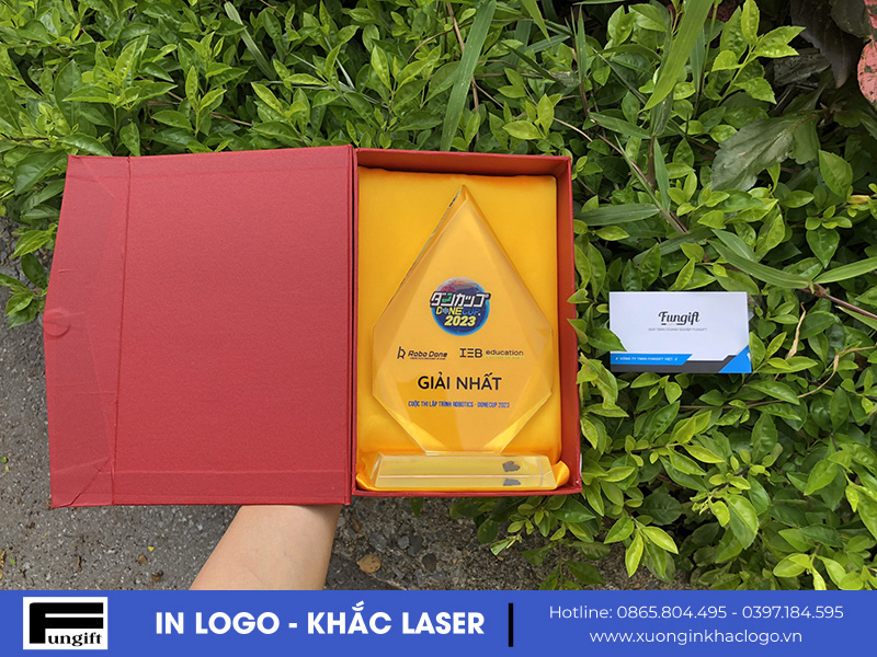 Kỷ niệm chương pha lê in khắc logo theo yêu cầu