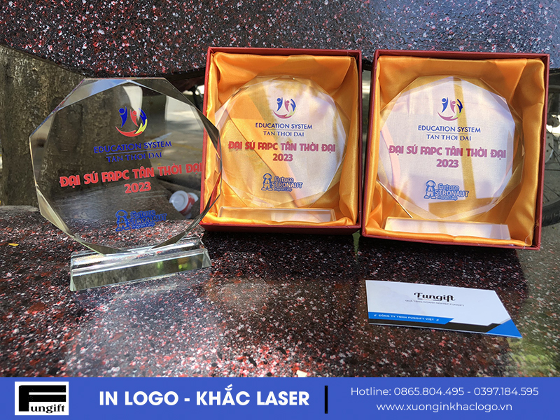 Cúp lưu niệm in thông tin theo yêu cầu cho hệ thống giáo dục Tân Thời Đại