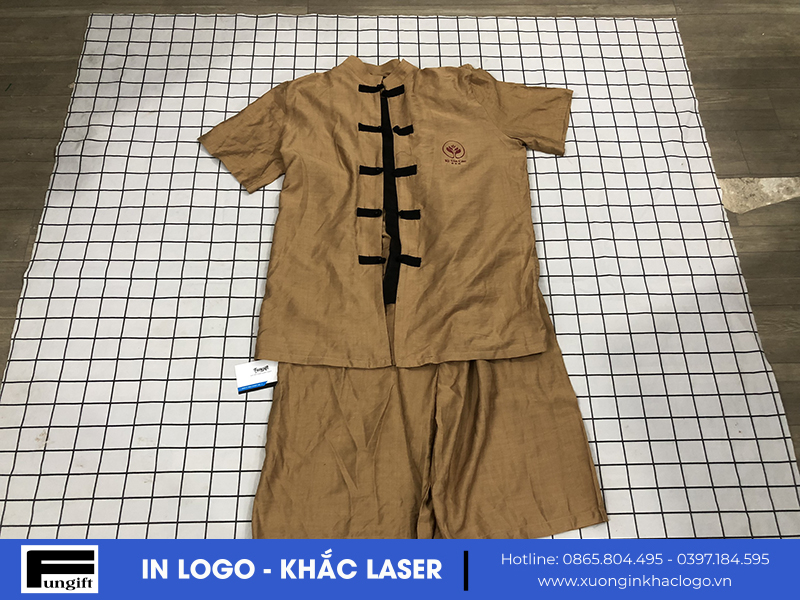 In logo Kỳ Gia Các lên quần áo cho cả nam và nữ