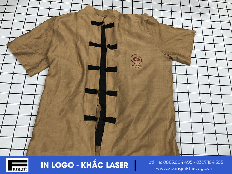 In logo Kỳ Gia Các lên quần áo cho cả nam và nữ