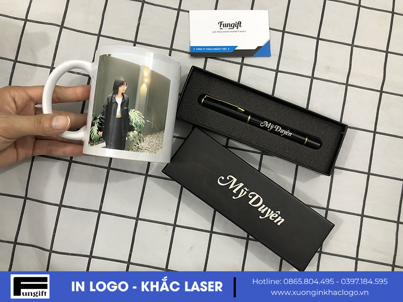 Bộ Gift set quà tặng sinh nhật cốc sứ in hình và bút khắc tên