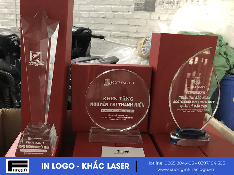 Các mẫu cúp pha lê vinh danh in theo yêu cầu