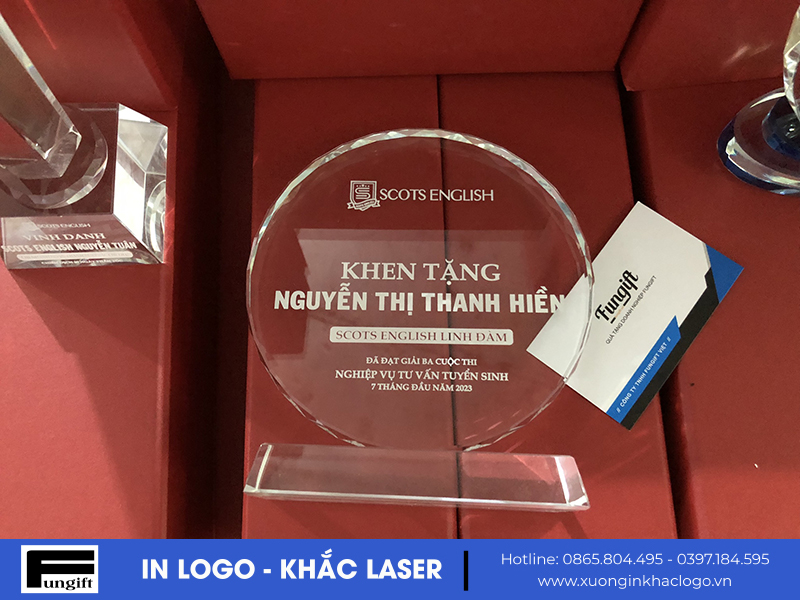 Cúp pha lê tròn vinh danh các cá nhân có thành tích xuất sắc
