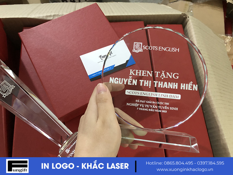 Cúp tròn pha lê vinh danh các cá nhân xuất sắc
