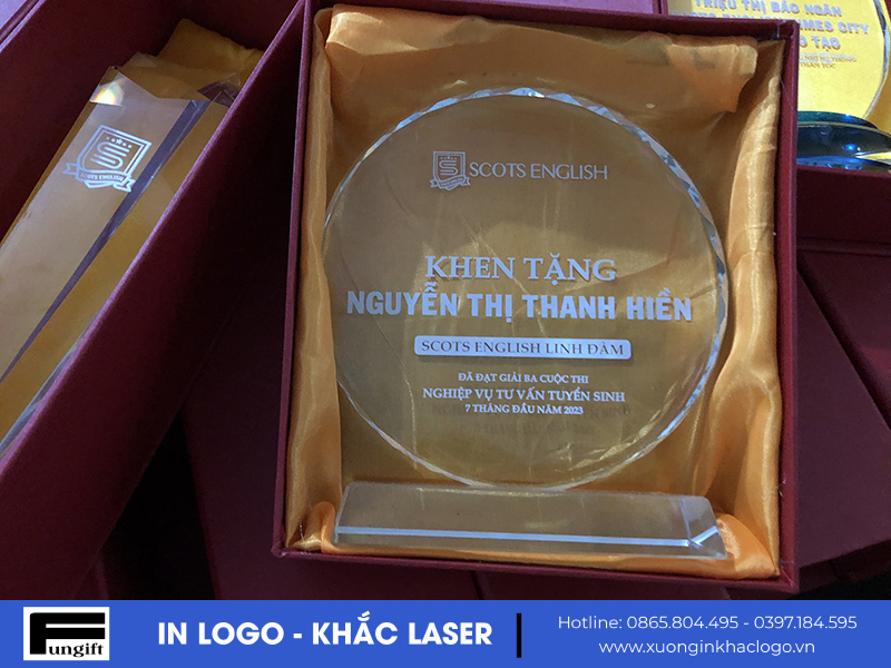 Hình ảnh cúp pha lê tròn in thông tin theo yêu cầu