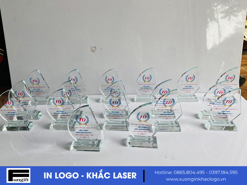 In khắc biểu trưng pha lê theo yêu cầu làm quà tặng