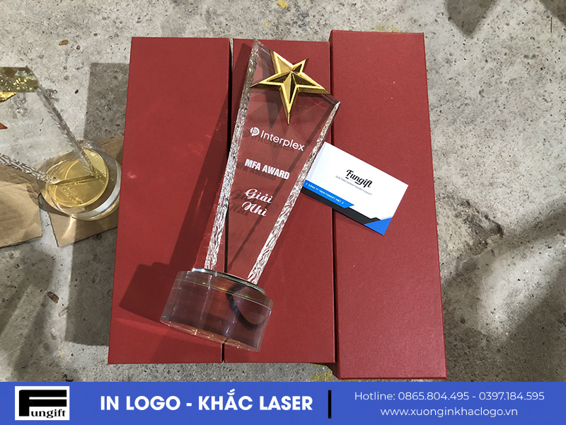 Thiết kế cúp vinh danh bằng pha lê