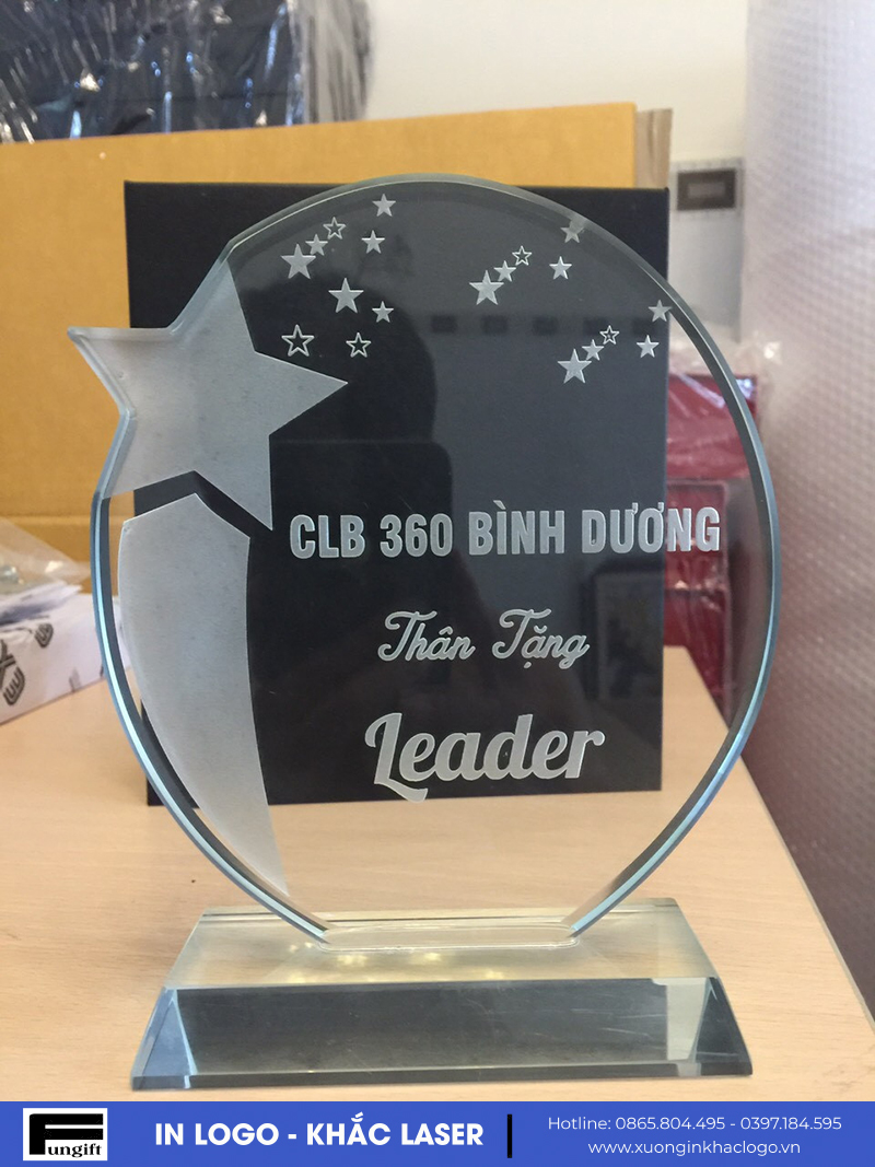 Cúp pha lê làm quà tặng vinh danh