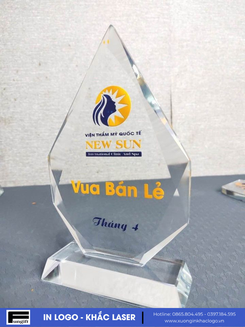 Cúp vinh danh các cá nhân xuất sắc