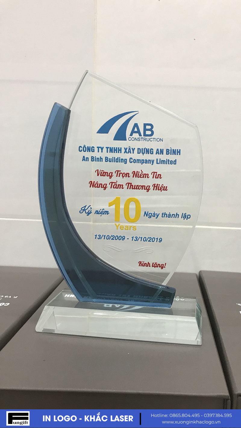 Cúp vinh danh cuối năm