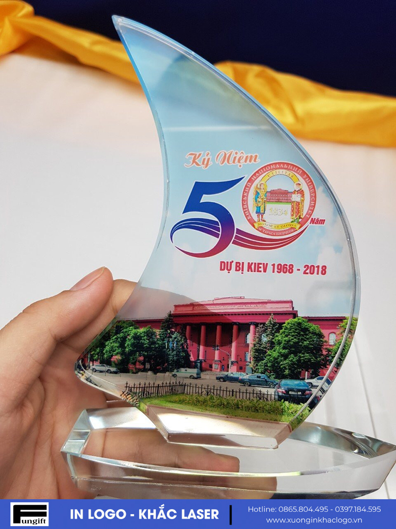 in hình ảnh lên cúp pha lê