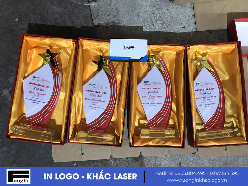 In cúp pha lê làm quà tặng