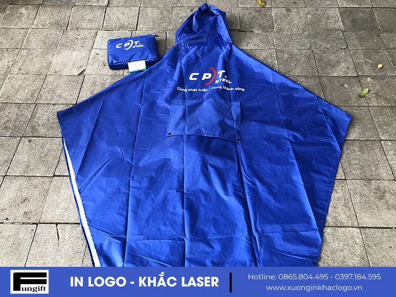 In áo mưa số lượng ít