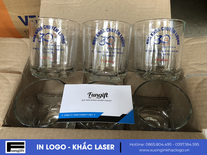 In chữ lên cốc thủy tinh