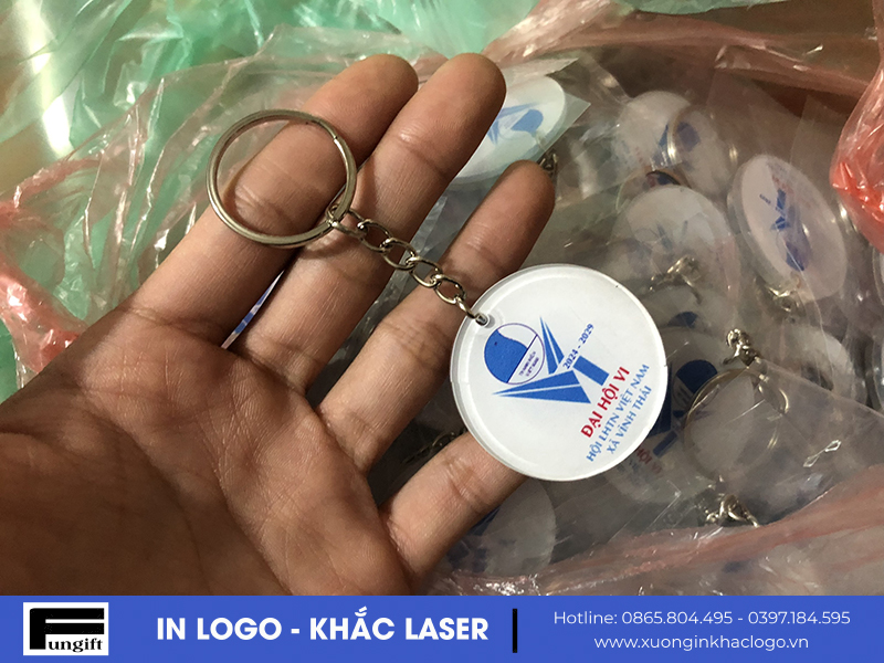 Móc khóa mica hình áo thun in logo