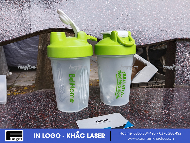 Cốc lắc nắp xanh in logo làm quà tặng thương hiệu BellHome