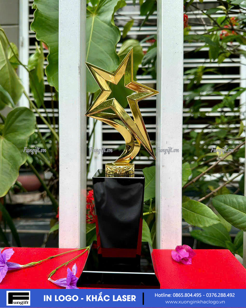 Cúp vinh danh mạ vàng đế pha lê