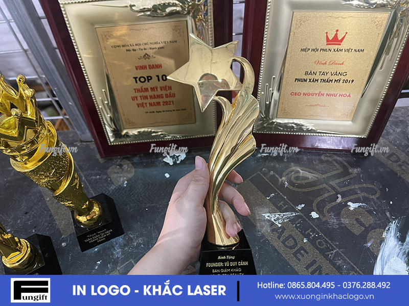Kỷ niệm chương gỗ đồng vinh danh