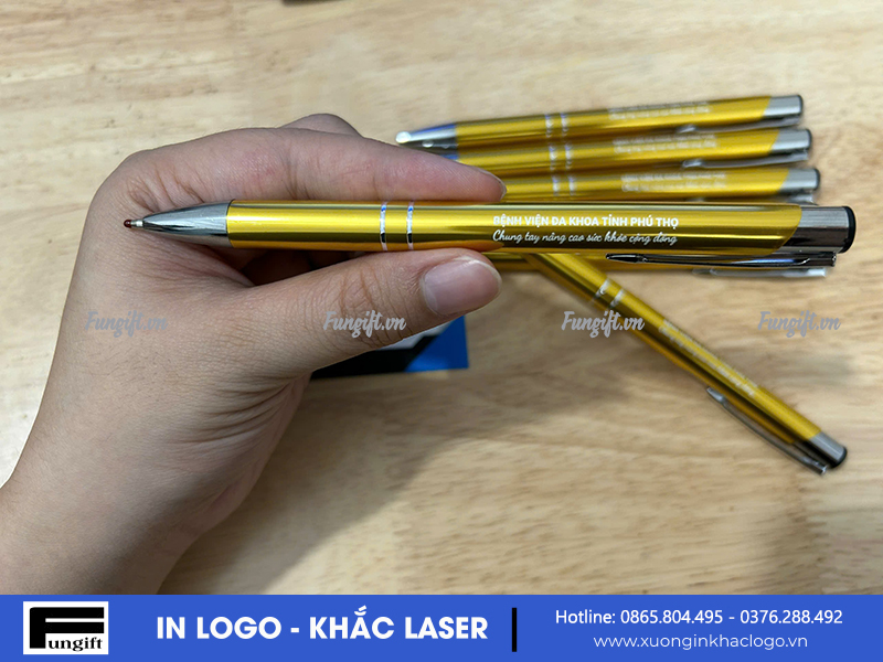 Quà tặng bút ký khắc chữ