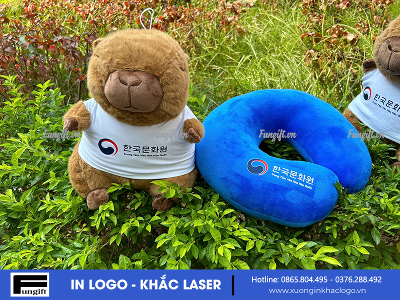 Capybara và gối U in logo