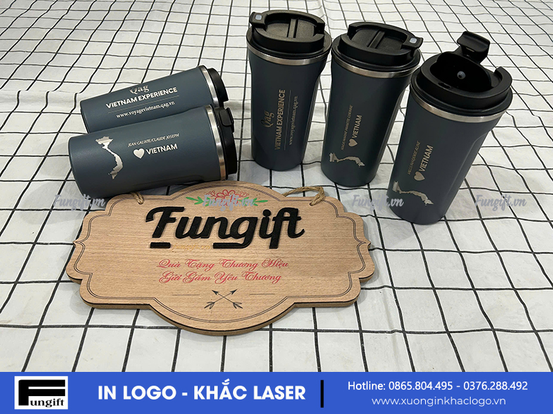 Đặt hàng khắc logo lên cốc coffee