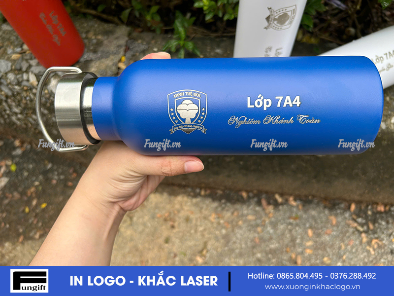 Khắc logo lên bình quai xách