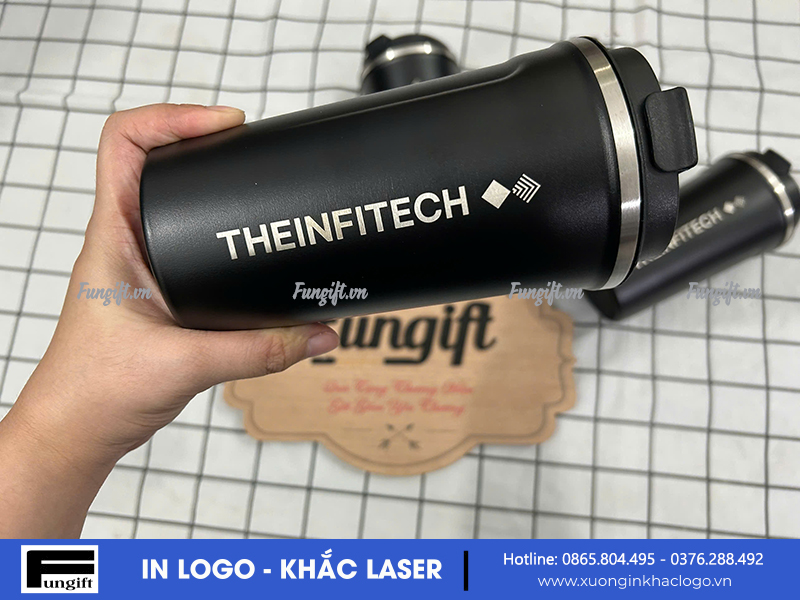 Khắc logo lên cốc coffee
