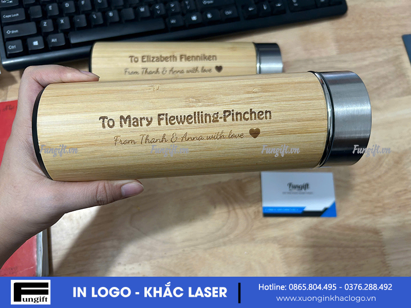 Khắc tên lên bình tre