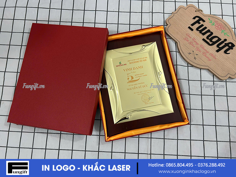 Quà lưu niệm bảng vinh danh in tên