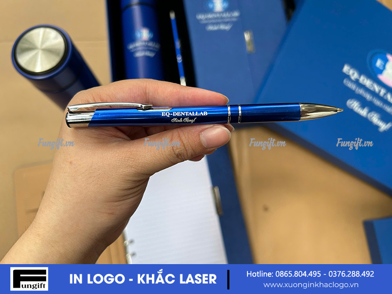 Bút khắc logo làm quà tặng