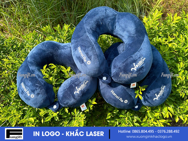 In logo lên gối kê cổ chữ U