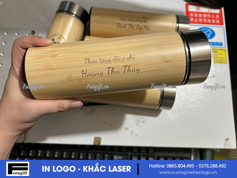 Khắc logo lên bình tre