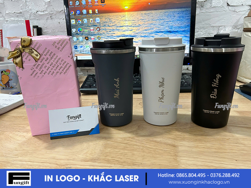 Khắc logo lên cốc coffee