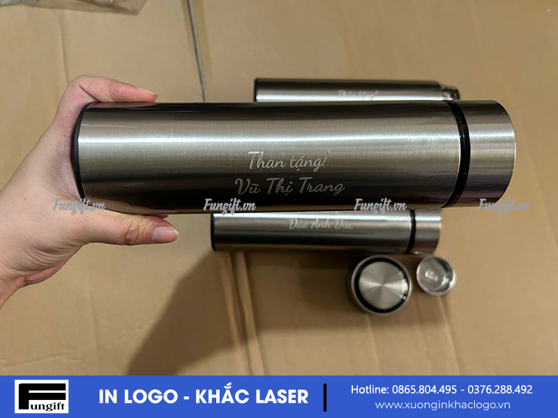Khắc tên lên bình giữ nhiệt