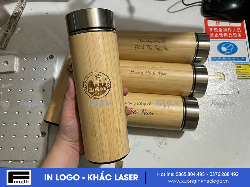 Sẵn hàng bình tre khắc logo