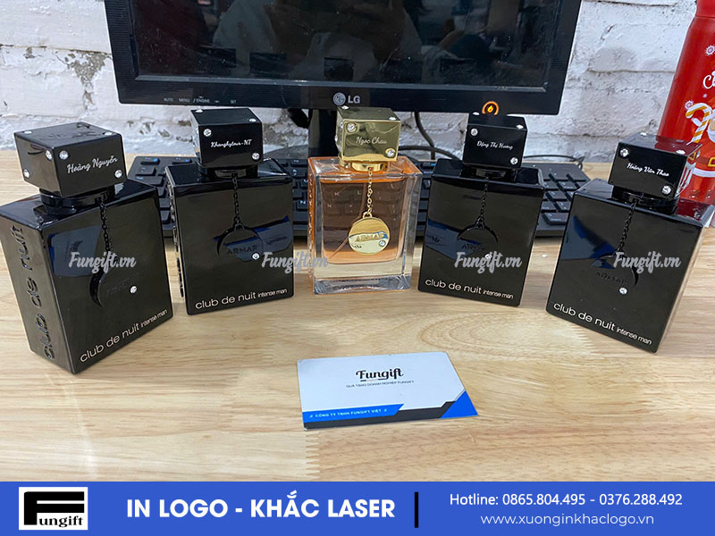 Khắc tên lên chai nước hoa