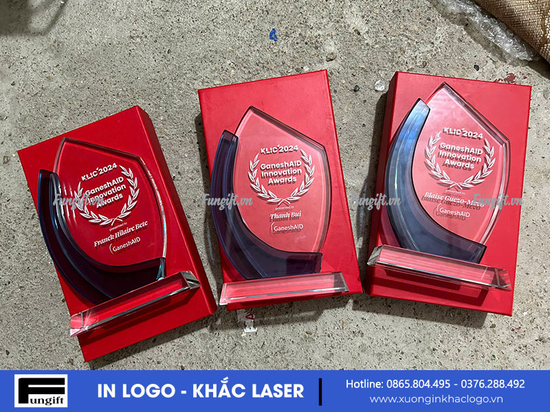 Biểu trưng pha lê sản xuất theo yêu cầu giá rẻ