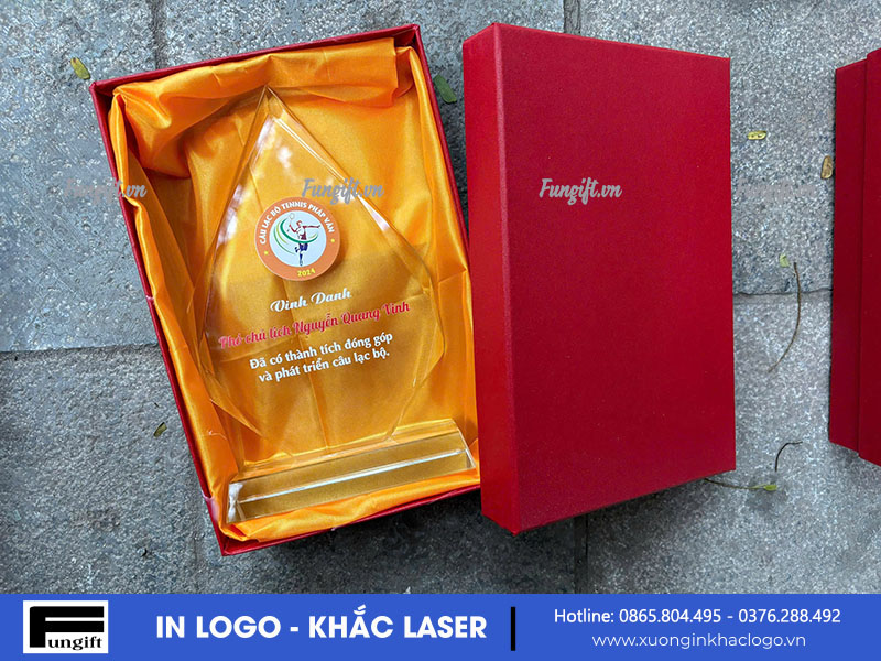 Cúp pha lê in logo ở Hà Nội giá rẻ