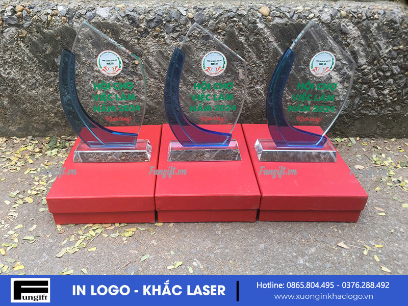 Cúp pha lê kỷ niệm chương in logo theo yêu cầu