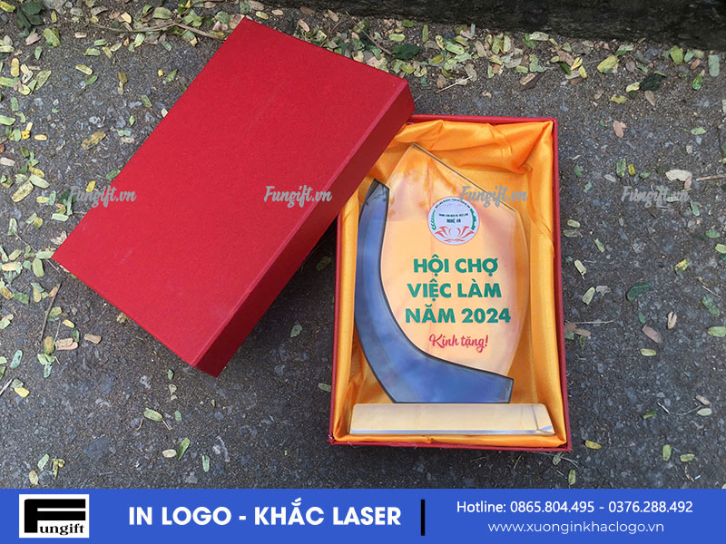 Cúp pha lê sản xuất theo yêu cầu