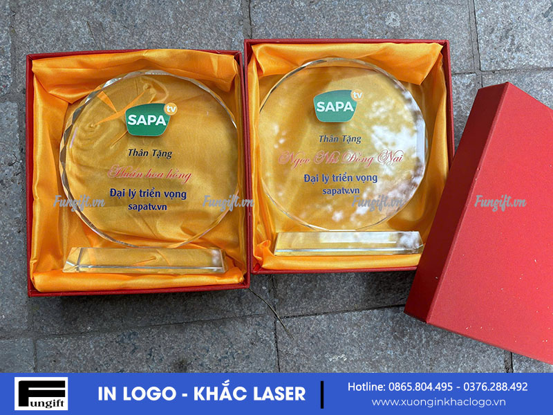 Kỷ niệm chương pha lê in khắc logo theo yêu cầu