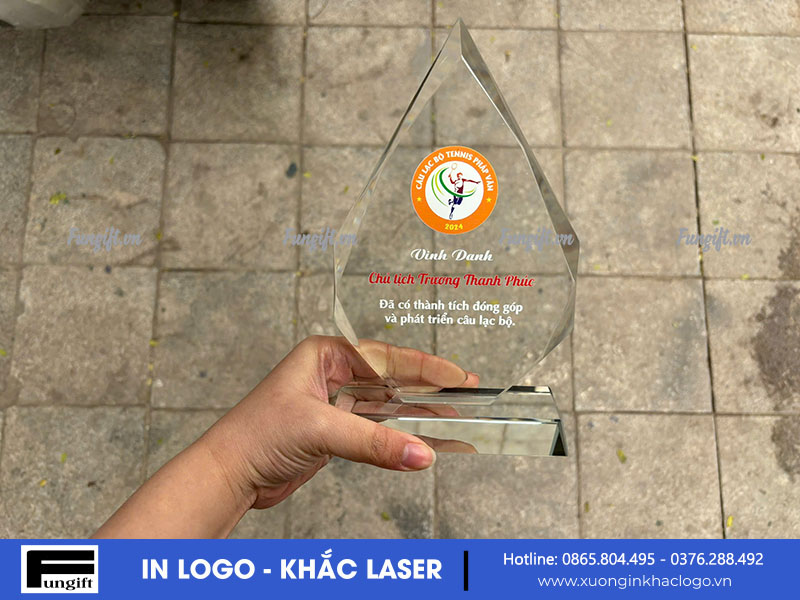 Kỷ niệm chương pha lê in logo