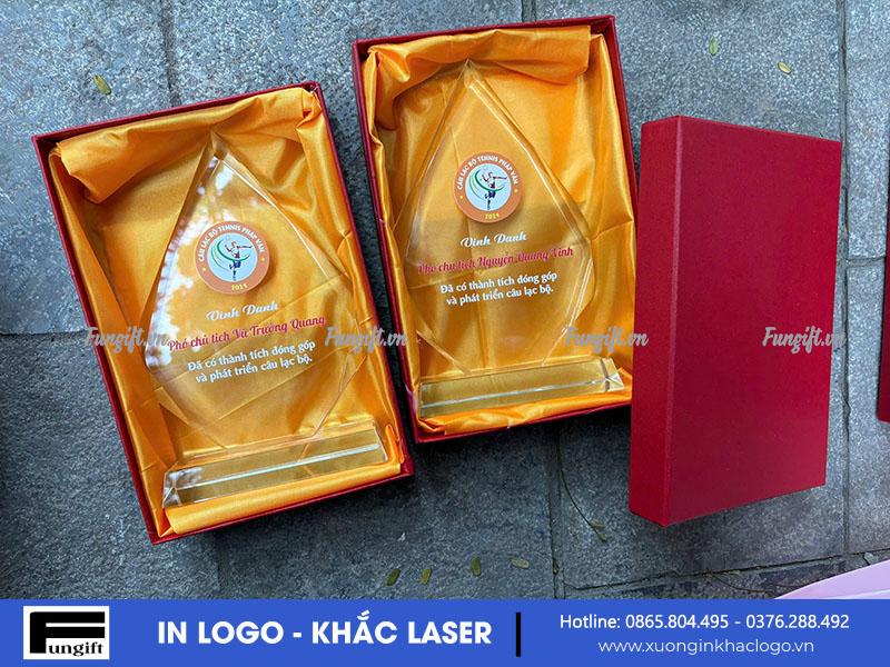 Xưởng sản xuất cúp pha lê in logo theo yêu cầu
