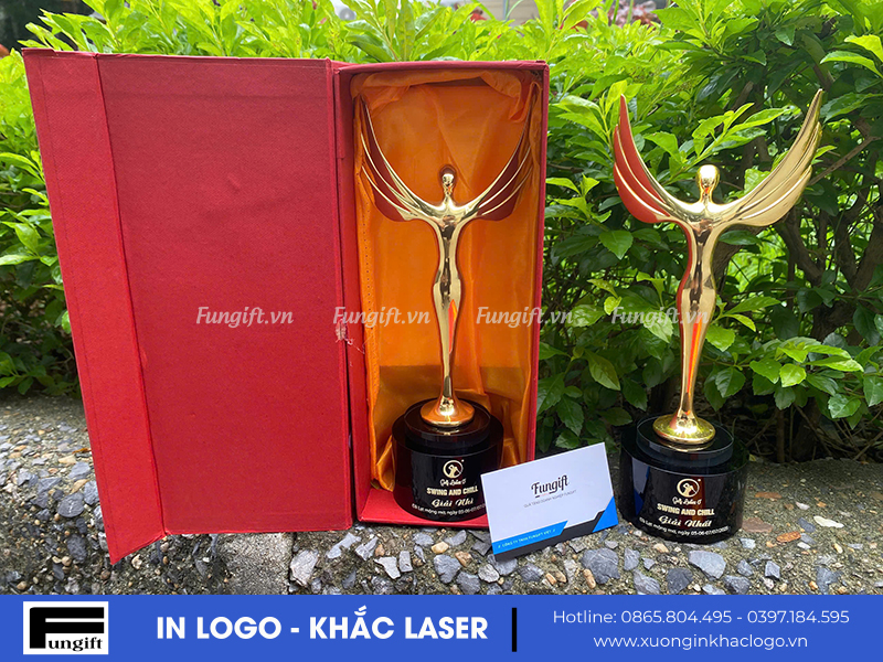 Cúp vinh danh hình người
