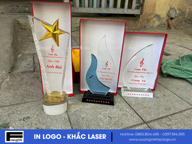 Biểu trưng pha lê in tên giải thưởng