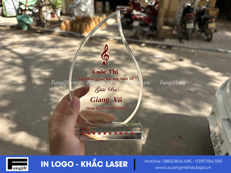 Đặt hàng cúp pha lê in theo yêu cầu