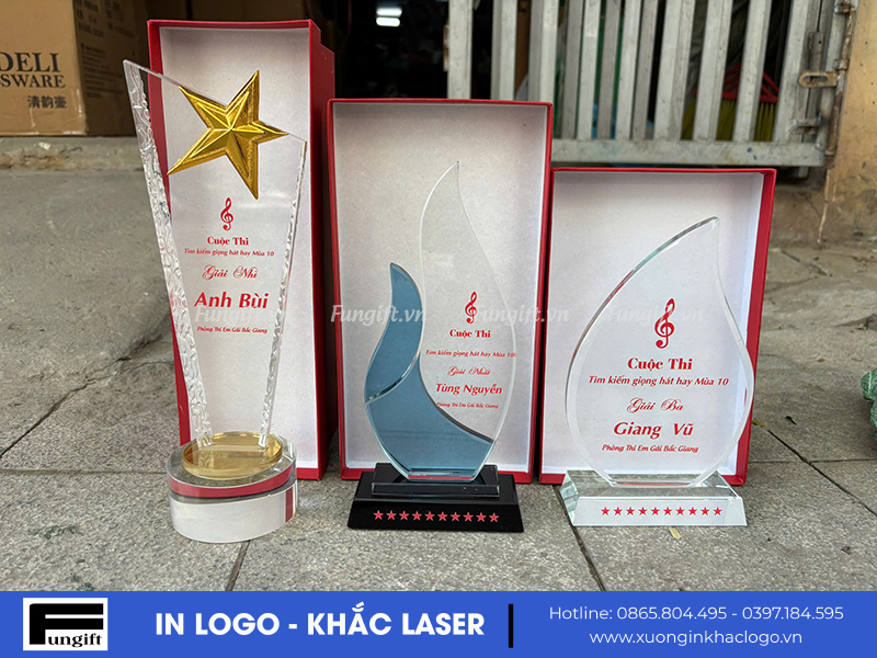 Mẫu biểu trưng pha lê in tại xưởng